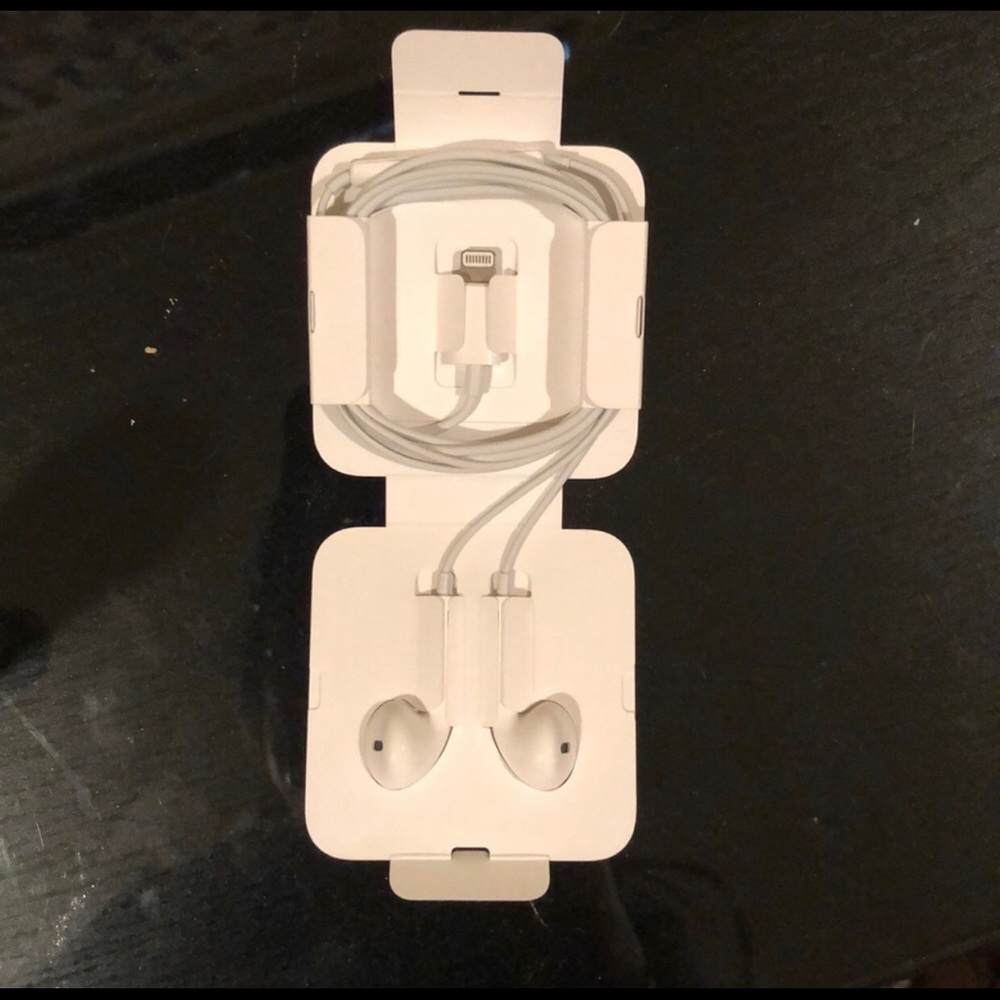 New Apple iPhone EarPods with Lightening Connector